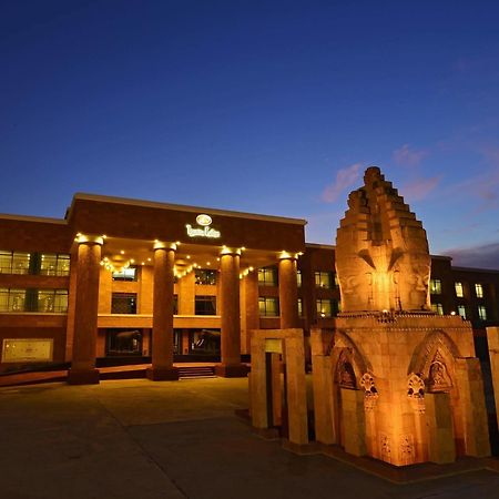 Iyara Lake Hotel & Resort Uthai Thani Esterno foto