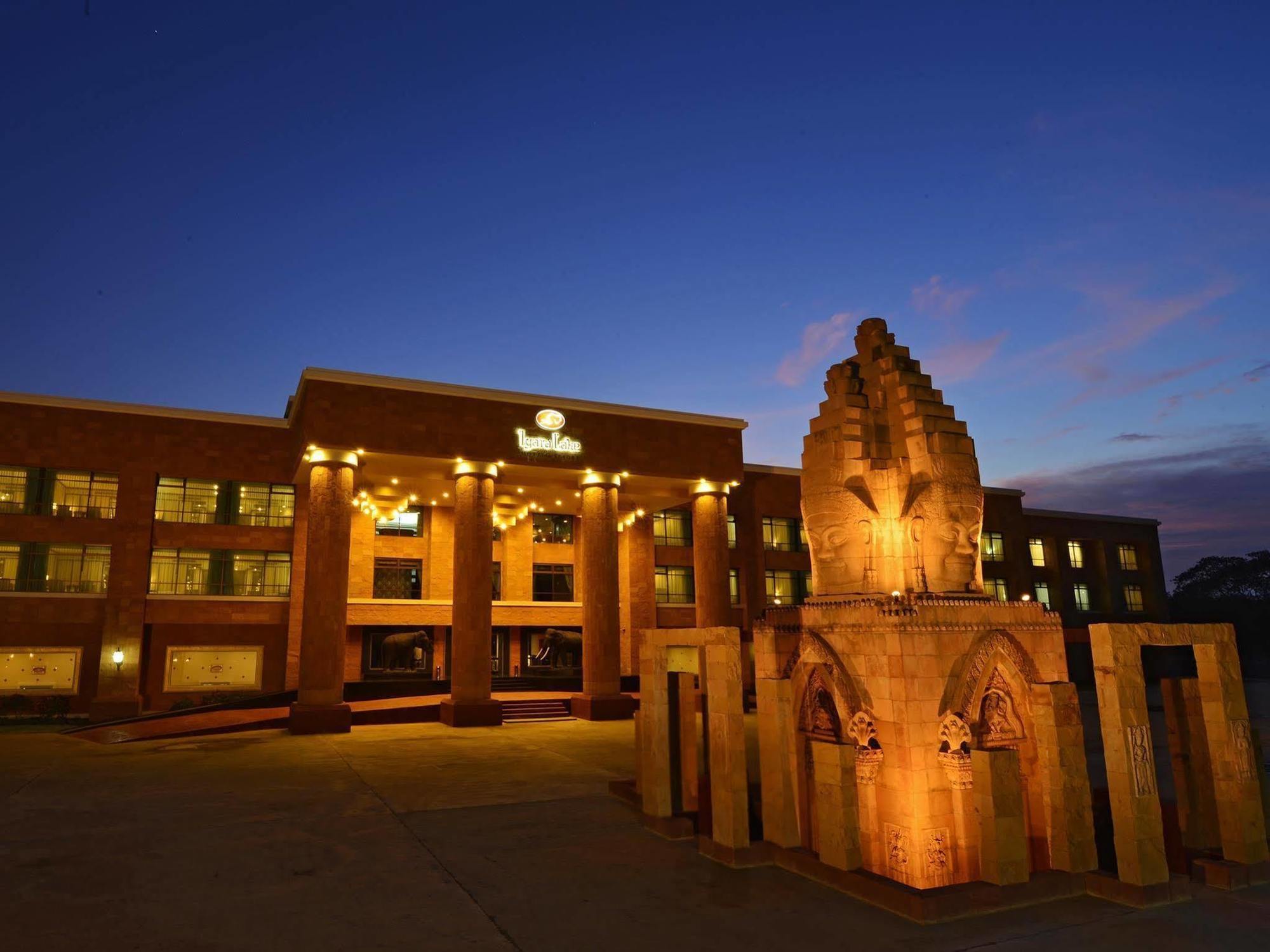 Iyara Lake Hotel & Resort Uthai Thani Esterno foto